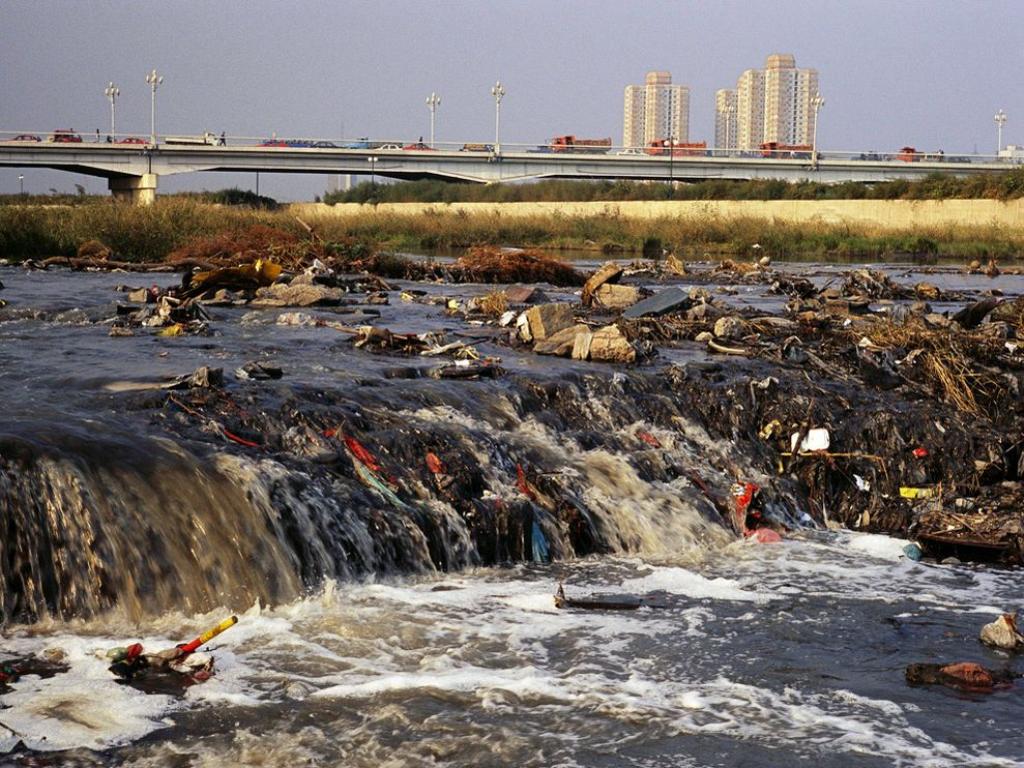 Resultado de imagen para mares y rios contaminados con basura