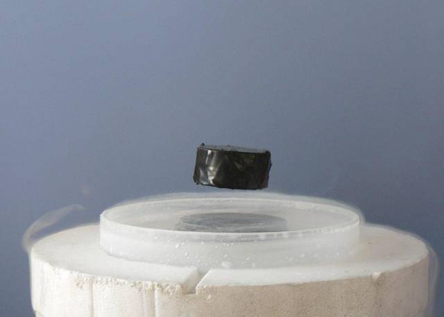 Iman flotando sobre superconductor
